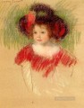 Margot con gran capó y vestido rojo es madre de hijos Mary Cassatt